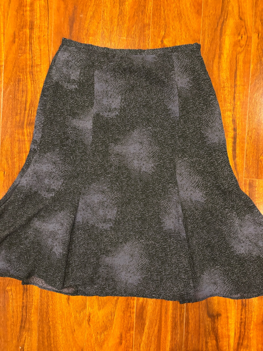 Jones Wear Black and Gray Flared Skirt